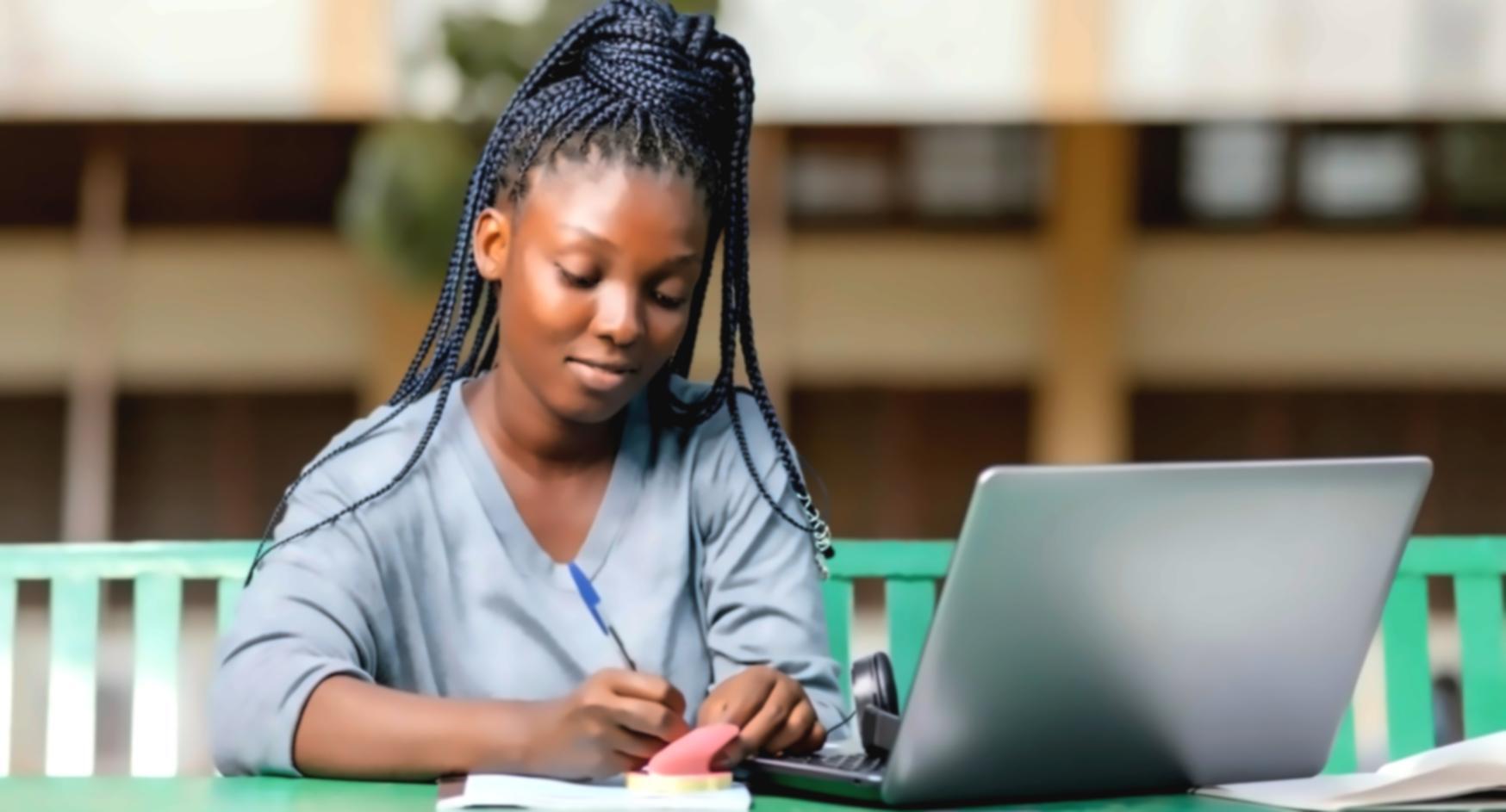 Bureau de consultation financière avec documents et ordinateur